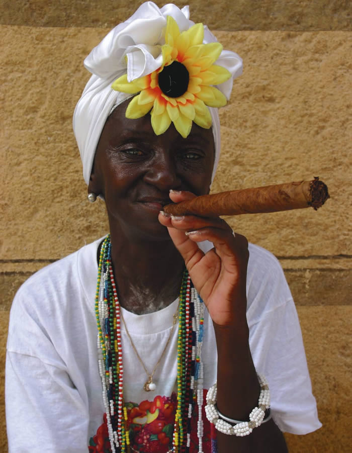 кубинцы неторопливо курят свои толстые сигары не для рекламы