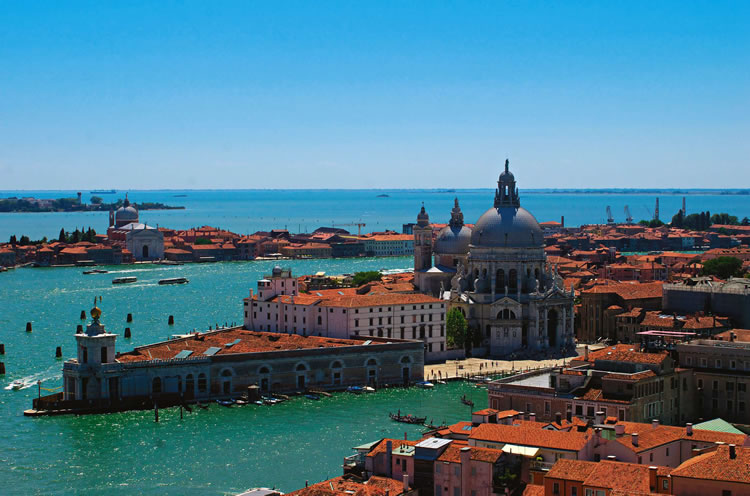 Венеция располагается на 118 островах.