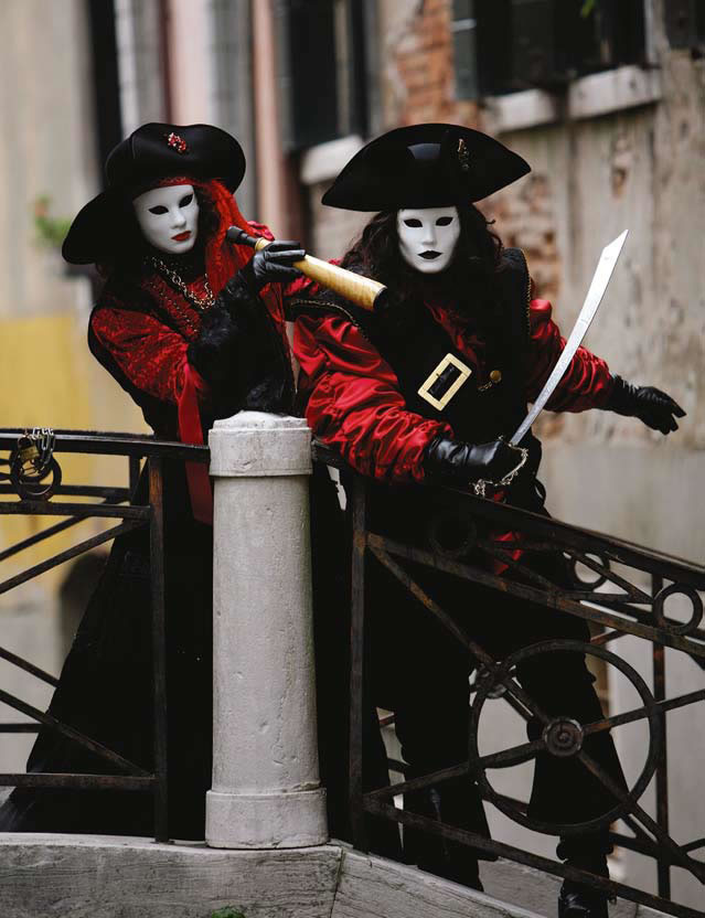 Венеция, актеры в карновальных костюмах