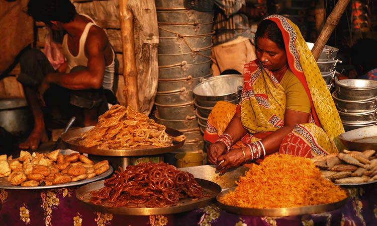 Индусы — сладкоежки, на рынке всегда много всяких сладостей